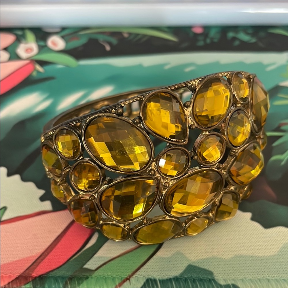 Vintage Radiant Gold Bracelet with Yellow Gemstones